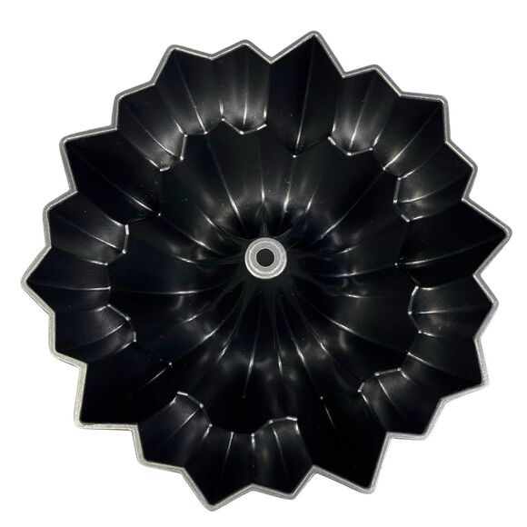 Wilton Dimensions Cascade Bundt Cake Pan Nonstick Heavy Cast Aluminum 10 Cup - Picture 7 of 10